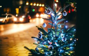 Christmas tree, New Year, balls, lights wallpaper thumb