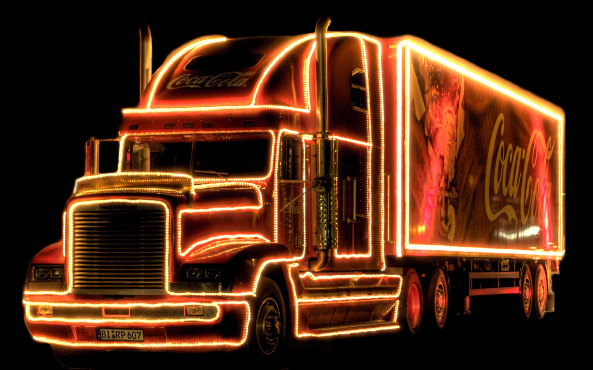 Lighted Coke Truck In The Dark Beautiful Christmas Coca Cola Coke Truck Illuminated Trailer Xmas Hd Wallpaper 3d And Abstract Wallpaper Better