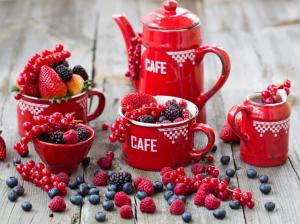 Red style, raspberries, blueberries, strawberries, blackberries, red berries, crockery wallpaper thumb