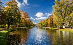Park scenery, autumn trees, river, fountains, clouds wallpaper thumb