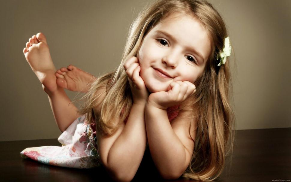 Beautiful little girl who poses wallpaper,girl HD wallpaper,children HD wallpaper,1920x1200 wallpaper