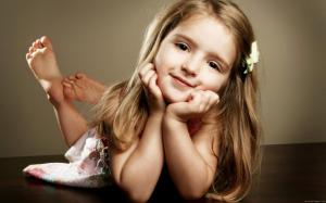 Beautiful little girl who poses wallpaper thumb