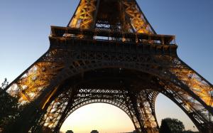 Eiffel tower wallpaper thumb