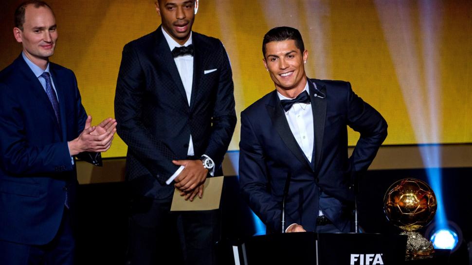 FIFA Ballon d'Or winner Cristiano Ronaldo of Portugal and Real Madrid (R) speaks next to Thierry Henry (C) wallpaper,fifa HD wallpaper,ballon d'or HD wallpaper,2015 HD wallpaper,football HD wallpaper,cristiano ronaldo HD wallpaper,2048x1152 wallpaper