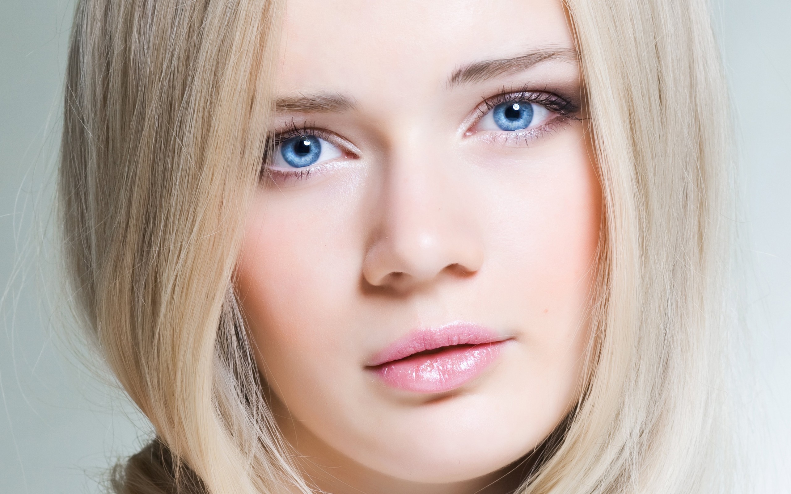 Blond Wavy Hair Girl with Blue Eyes - wide 7