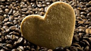 Heart-shaped biscuit with coffee wallpaper thumb