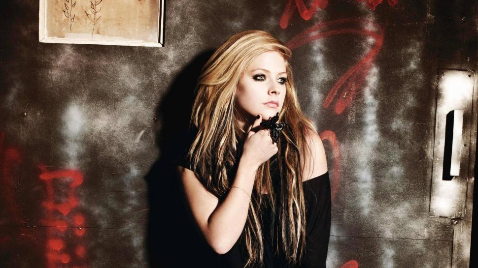 Avril Lavigne Butterfly wallpaper,singer HD wallpaper,pose HD wallpaper,celeb HD wallpaper,2560x1440 wallpaper