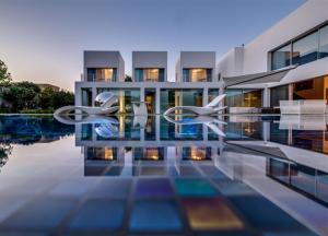 Luxurious Modern Mansion with Pool wallpaper thumb