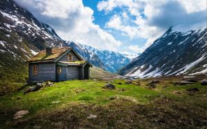 Norway scenery, mountain hut wallpaper thumb