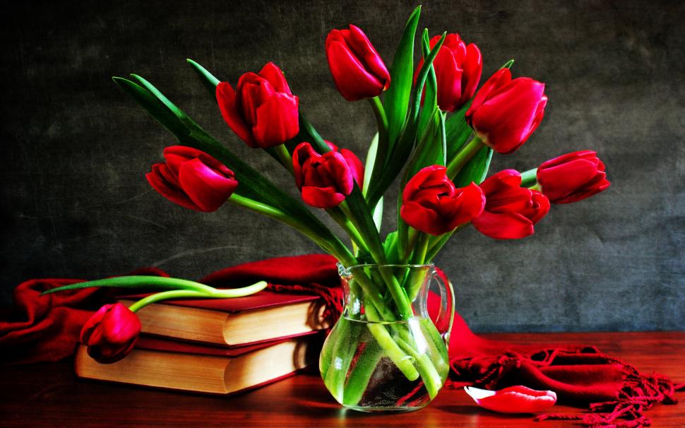 Tulips Vase wallpaper,red HD wallpaper,flowers HD wallpaper,books HD wallpaper,desk HD wallpaper,nature static HD wallpaper,2560x1600 wallpaper