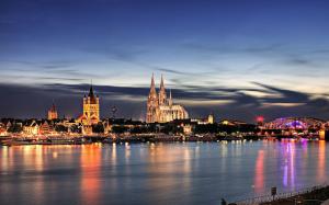 Cologne Cathedral at night wallpaper thumb