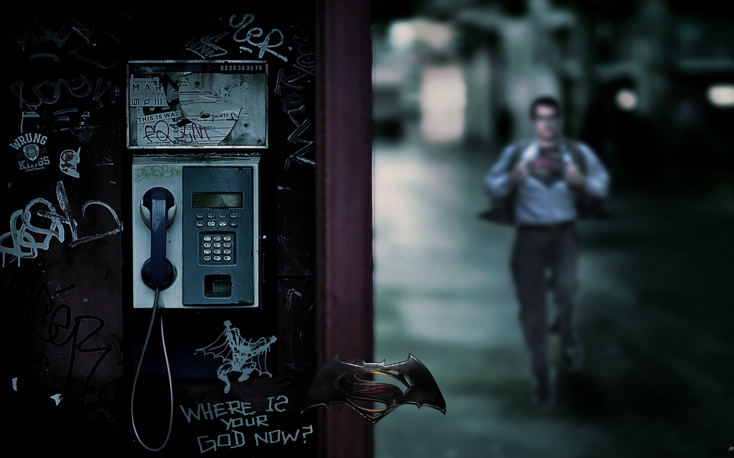 Фотография на весь экран на вызов. Человек в телефонной будке. Мужчина в телефонной будке. Разговор в телефонной будке. Телефонная будка ночью.