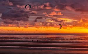 New Brighton, kite surfers wallpaper thumb