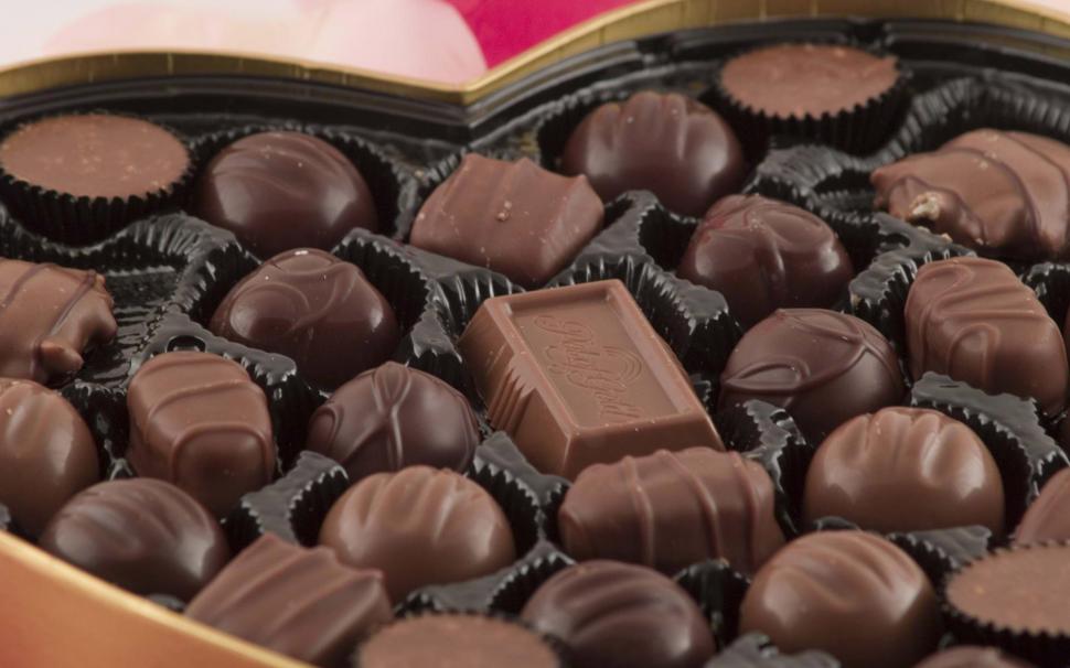 Box of chocolate candy wallpaper,photography HD wallpaper,1920x1200 HD wallpaper,chocolate HD wallpaper,1920x1200 wallpaper