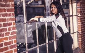 Selena Gomez, Women, Brunettes, Long Hair, Standing wallpaper thumb