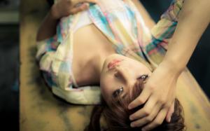 Beautiful Asia girl lying down wallpaper thumb