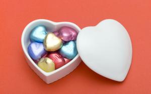 Love heart-shaped chocolate wallpaper thumb