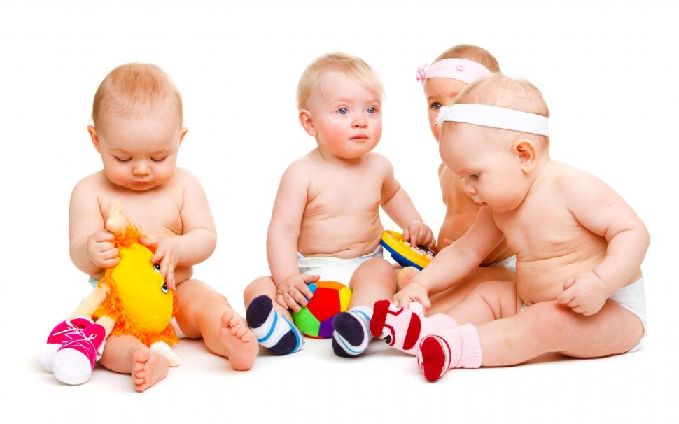 Babies play with toys wallpaper,Baby HD wallpaper,Toy HD wallpaper,2560x1600 wallpaper