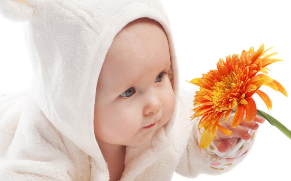 Cute Baby With Flower  Free Background Desktop Images wallpaper,baby wallpaper,child wallpaper,cute wallpaper,kids wallpaper,1600x1000 wallpaper