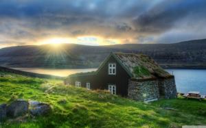House in Iceland wallpaper thumb