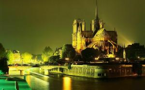 Notre Dame In Paris wallpaper thumb