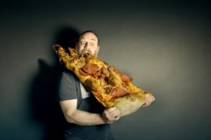 Man eat pizza wallpaper thumb