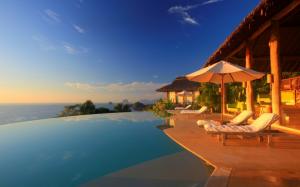 Villa, swimming pool, sun loungers wallpaper thumb