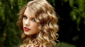 Taylor Swift in gray hairstyle wallpaper thumb