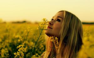 220233 Woman smelling the flower wallpaper thumb