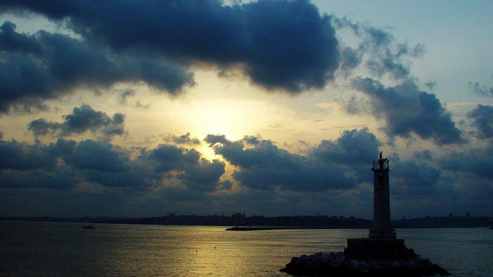 Bay Lighthouse In Istanbul Turkey wallpaper,lighthouse HD wallpaper,dusk HD wallpaper,city HD wallpaper,clouds HD wallpaper,nature & landscapes HD wallpaper,1920x1080 wallpaper