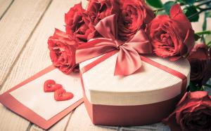 Love, gift, red roses flowers, petals, Valentine's day wallpaper thumb