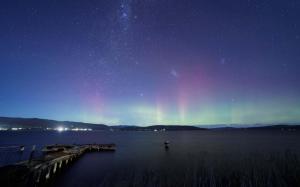 Aurora Borealis over the lake wallpaper thumb