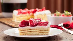Delicious dessert, sweet, cream cake, strawberry wallpaper thumb