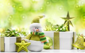 Snowman toy, green style, Christmas and New Year gifts wallpaper thumb