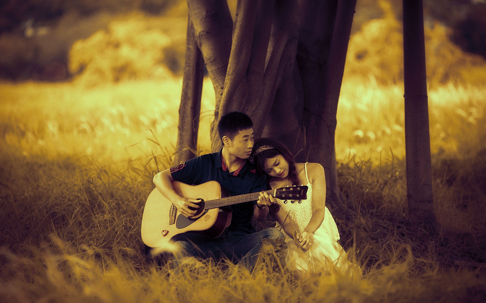 Песня мужчина с женщиной поют. Фотосессия с гитарой на природе. Влюбленные с гитарой. Фотосессия с гитарой пара. Романтик с гитарой.