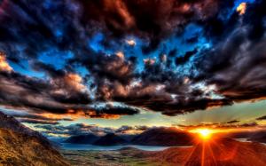 Dawn sky thick clouds, the sun shining bright rays wallpaper thumb