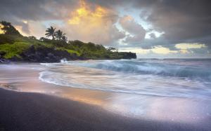 Waves crashing, black sand beach, Hawaii wallpaper thumb