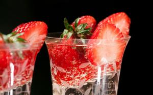 Fresh strawberries in glasses wallpaper thumb