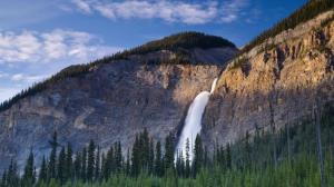 Great Takkakaw Falls In Yoho Np Canada wallpaper thumb