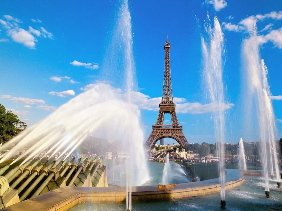 Fountains and the Eiffel Tower in Paris wallpaper,Fountain wallpaper,Eiffel wallpaper,Tower wallpaper,Paris wallpaper,1600x1200 wallpaper