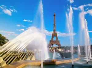 Fountains and the Eiffel Tower in Paris wallpaper thumb