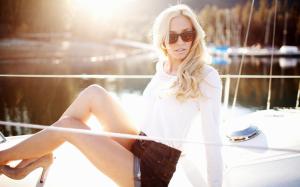 Blonde woman with sunglasses wallpaper thumb