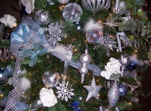 tree, christmas decorations, ornaments, snowflakes, icicles, ribbons, new year, holiday wallpaper thumb