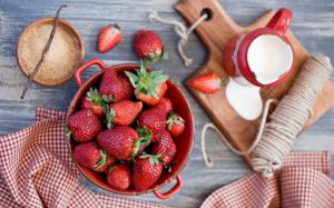 Cream and strawberries wallpaper thumb