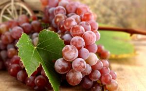 Delicious fruit, red grapes, leaf wallpaper thumb