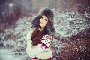 Women, Auburn Hair, Winter, Snow, Fur, Sweater, Gloves, Hats wallpaper thumb