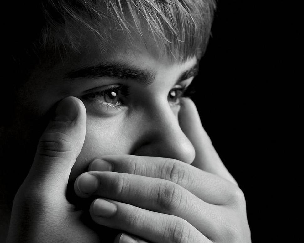Justin bieber, face, hands, eyes, black and white wallpaper,justin bieber wallpaper,face wallpaper,hands wallpaper,eyes wallpaper,black and white wallpaper,1280x1024 wallpaper