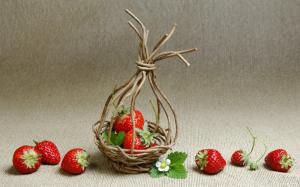 Strawberry Basket wallpaper thumb