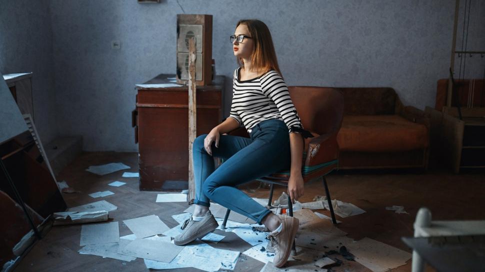 Jeans women with glasses women chair sitting wallpaper,jeans HD wallpaper,women with glasses HD wallpaper,women HD wallpaper,chair HD wallpaper,sitting HD wallpaper,1920x1080 wallpaper