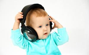 Baby listen to music wallpaper thumb